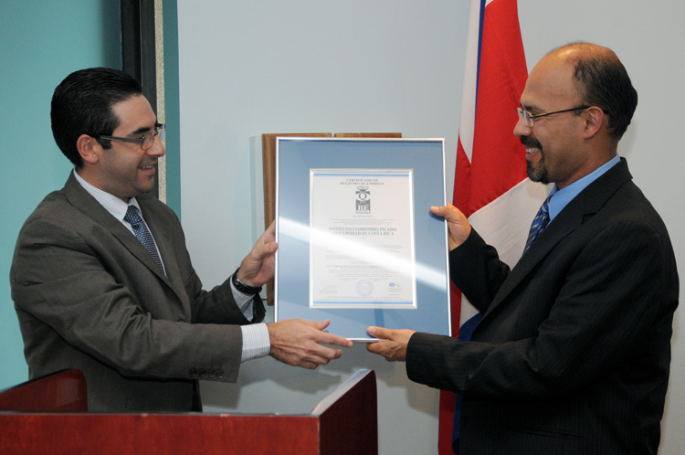 El Dr. Alberto Alape Girón, director del ICP cuando recibía de manos del Lic. Mauricio Céspedes Mirambell el certificado de gestión de calidad norma Inte-ISO 9001:2008. (foto Laura Rodríguez)