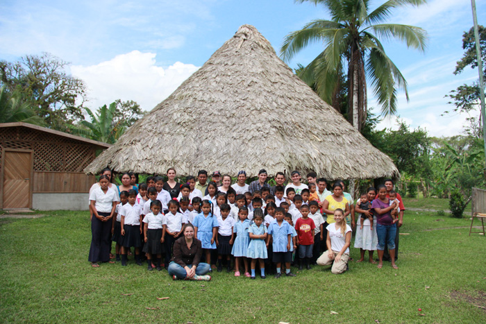 Communities in Coroma and Bajo Coen, in the Bribri area of Talamaca, welcomed the university delegation headed by workers of the Clodomiro Picado Institute (photo by Anel Kenjenkeeva)