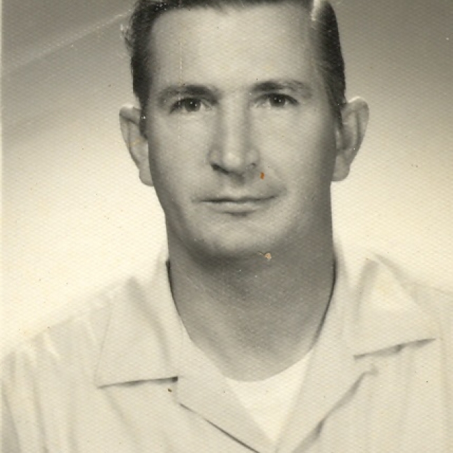 Dr. Herschel Flowers, Mayor en el Ejército de Estados Unidos y especialista en venenos y antivenenos.