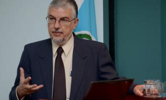 Dr. José Ma. Gutiérrez Gutiérrez receives the Redi Award in recognition if his hard work and leadership in the field of toxinology (photo ODI Archive).