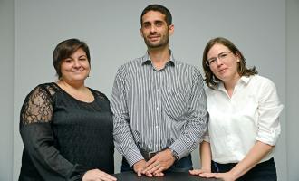 Dr. Eugenia Corrales, Dr. Elías Barquero and Dr. Laura Monturiol, trained in the Faculty of Microbiology of the UCR, and Dr. Tatiana Trejos (absent in the photo), from the chemistry area, were the winners of the 2014 science and technology awards. (photo Rafael León)