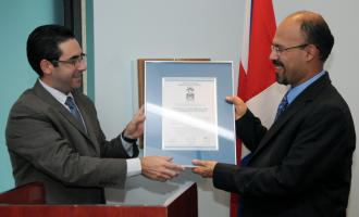 El Dr. Alberto Alape Girón, director del ICP cuando recibía de manos del Lic. Mauricio Céspedes Mirambell el certificado de gestión de calidad norma Inte-ISO 9001:2008. (foto Laura Rodríguez)